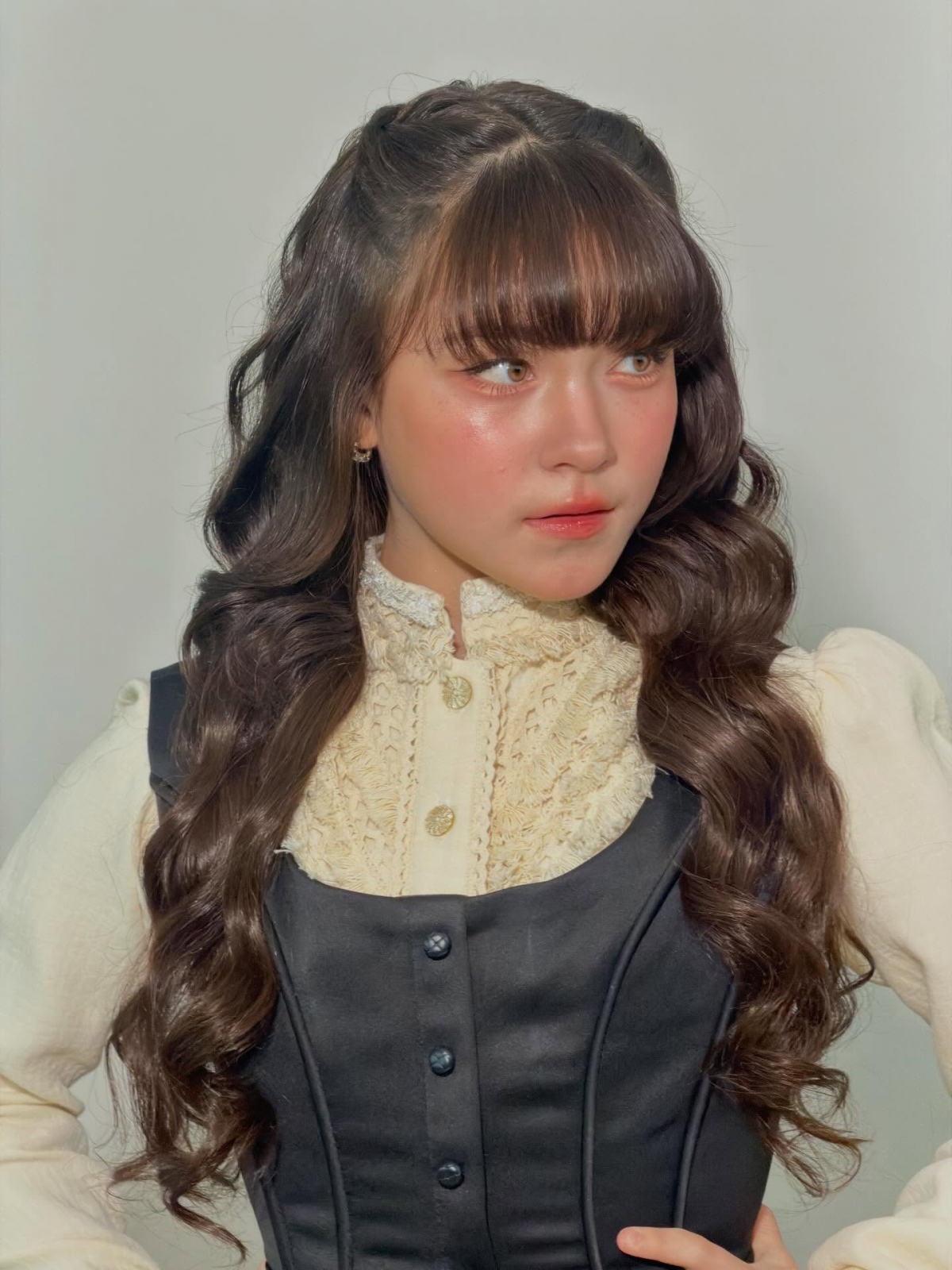 Chia sẻ về lý do lựa chọn diễn viên nhí Thái Lan tham gia dự án "Phí Phông", nhà sản xuất cho biết ê-kíp có cơ duyên biết đến Nina thông qua series "Tee Yod: Quỷ ăn tạng" và ấn tượng với khả năng diễn xuất của cô bé. Từ đó, ê-kíp đã chủ động ngỏ lời mời Nina tham gia "Phí Phông". 