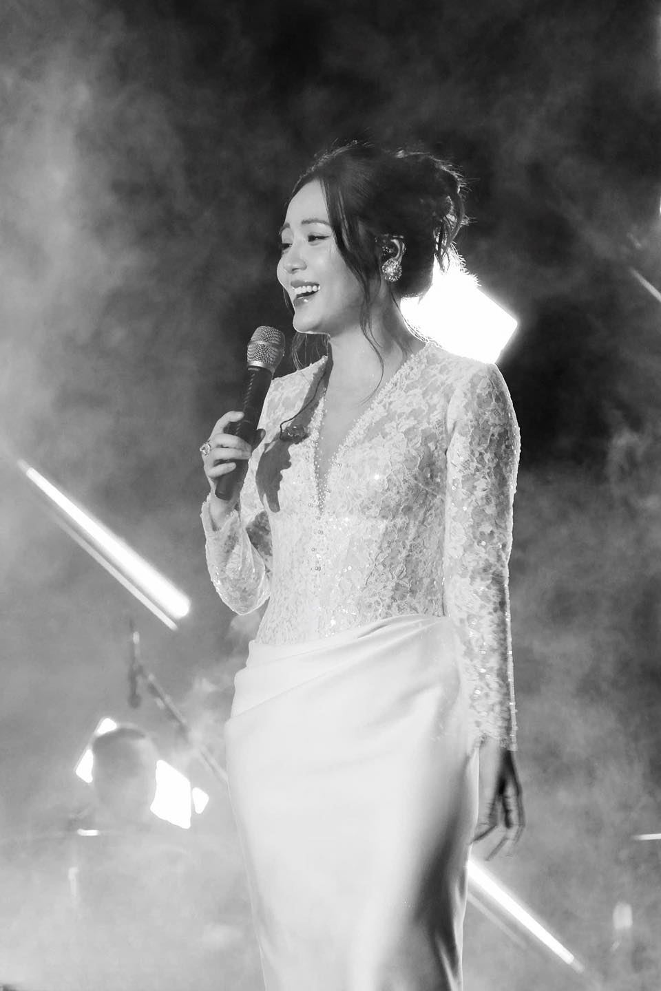 Ca sĩ Phương Linh khiến khán giả bất ngờ với hình ảnh biểu diễn mới. Dù đã hoạt động nhiều năm, nữ ca sĩ vẫn giữ được nét trẻ trung cùng phong thái thanh lịch đặc trưng, đúng chuẩn “bền visual theo thời gian”.