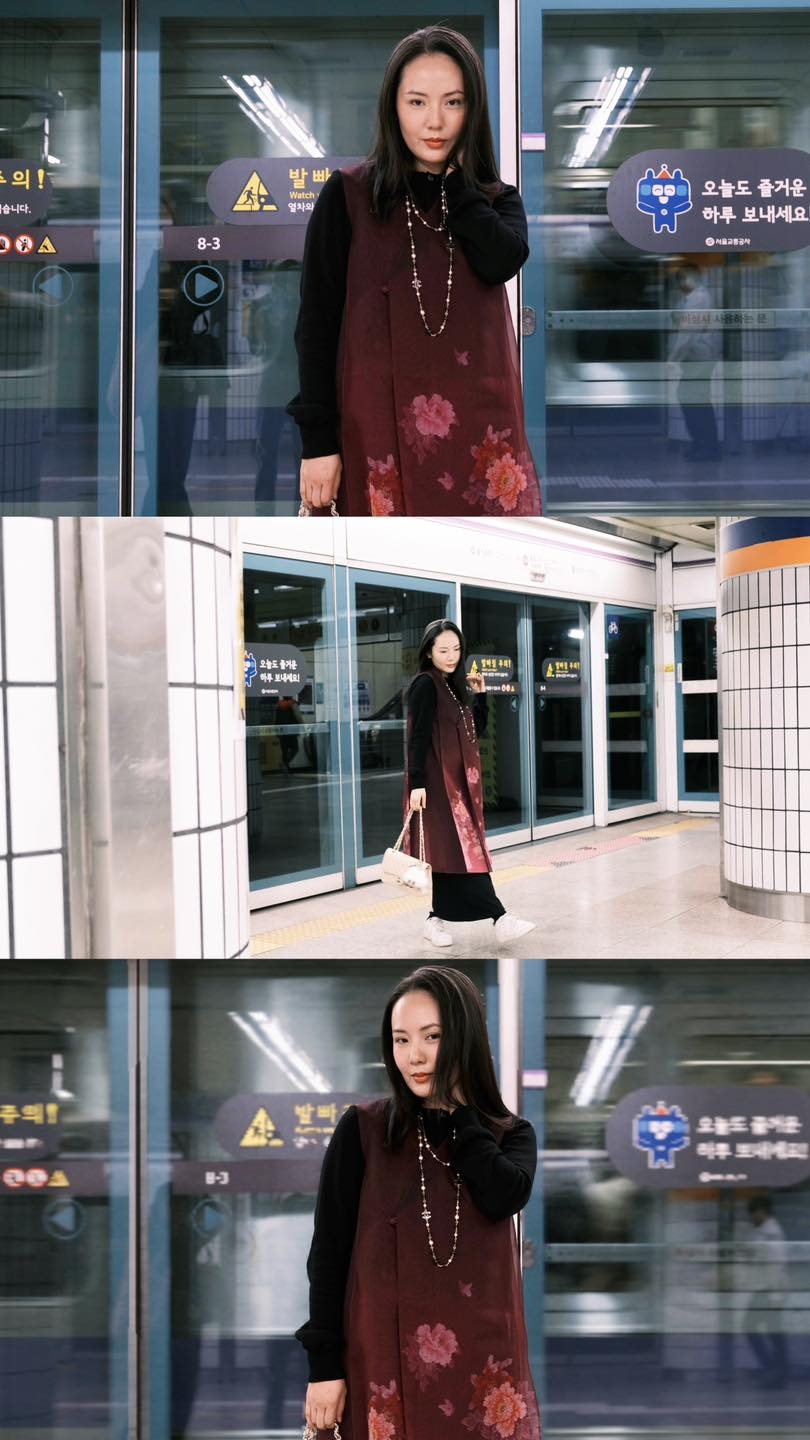 Ca sĩ Phương Linh hôm nay lại tiếp tục đăng ảnh với “Ga tàu hôm nay đông nhưng mình chỉ đợi đúng một người...”. Khoảnh khắc nhẹ nhàng, đáng yêu khiến fan thích thú vì sự “tình bể bình” đúng chất nữ ca sĩ.