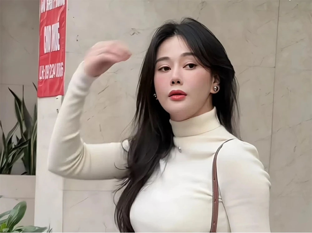 Phương Oanh bất ngờ thu hút sự quan tâm của cộng đồng mạng khi cô chia sẻ một đoạn video ghi lại khoảnh khắc đời thường kèm dòng chú thích: “Nước càng nóng, túi trà càng đậm. Đời càng khắc nghiệt, phụ nữ càng bản lĩnh. Phương Oanh xuất hiện lạc quan với mái tóc mới”.