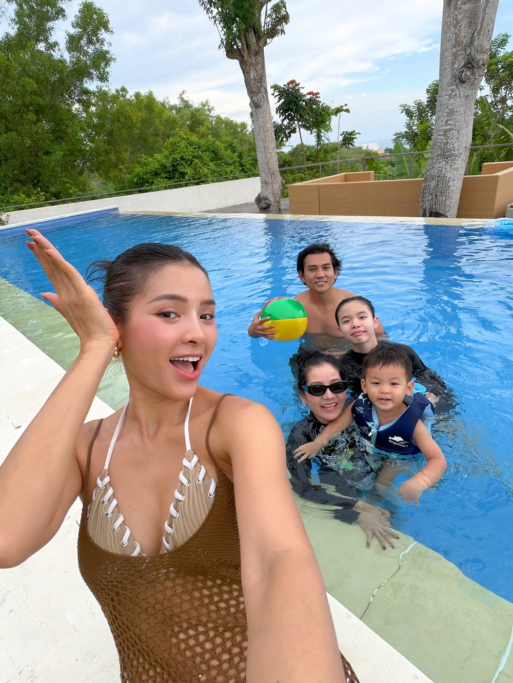 Vợ chồng Phương Trinh Jolie - Lý Bình chia sẻ khoảnh khắc cùng gia đình du lịch Bali, Indonesia. 