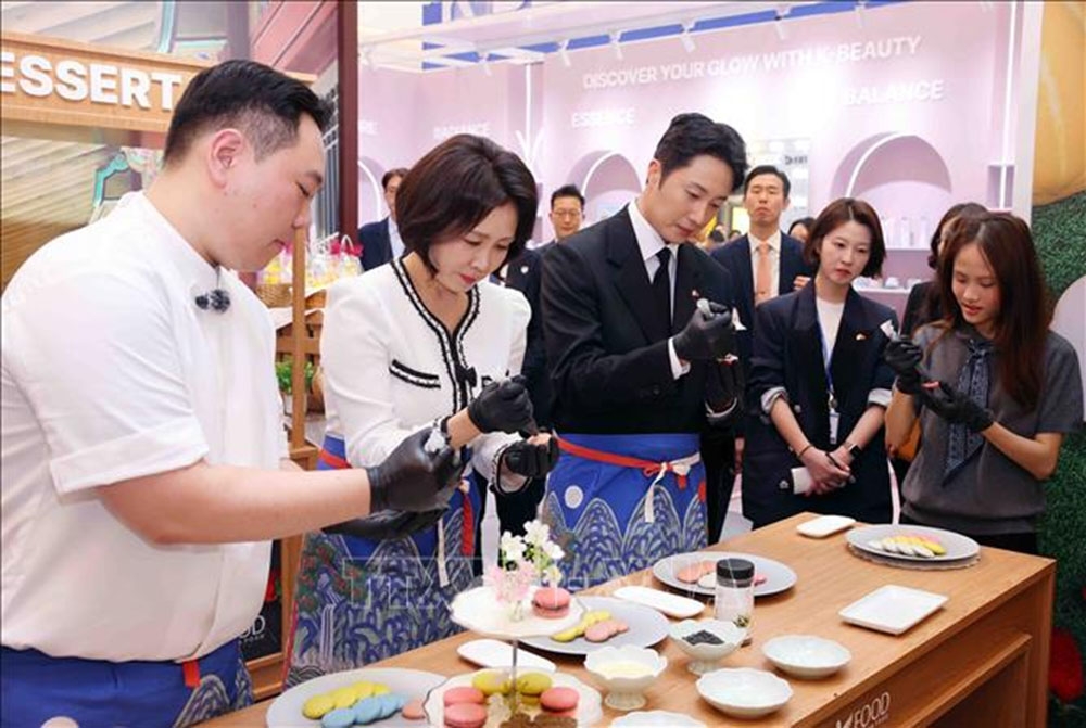 Phu nhân Tổng thống Hàn Quốc Lee Jae Myung, bà Kim Hae Kyung cùng các đại biểu trải nghiệm làm bánh tại Lễ hội Văn hóa và Du lịch Hàn Quốc 2026 được tổ chức tại Hà Nội. Ảnh: Phạm Kiên/TTXVN