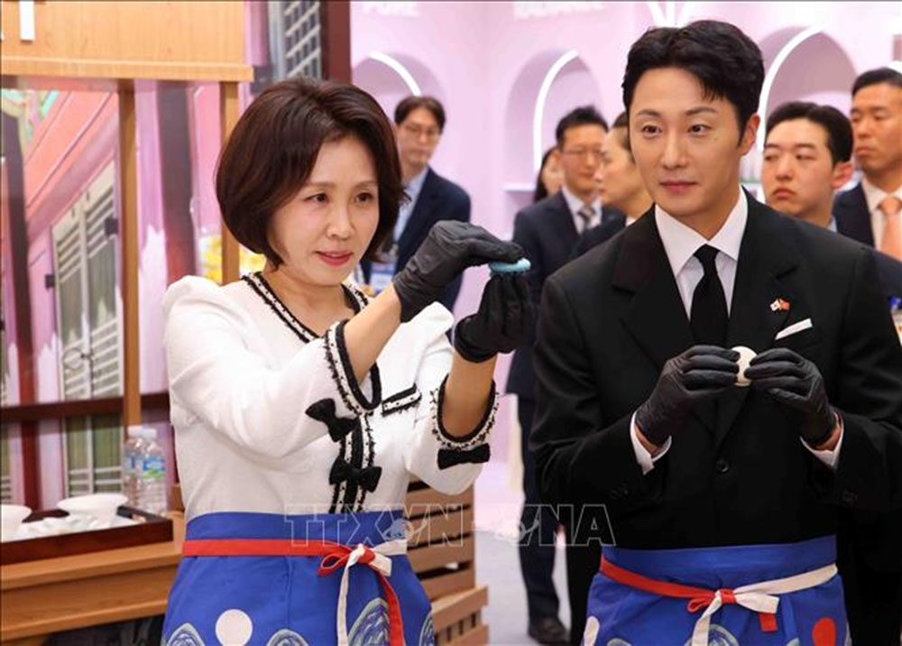 Phu nhân Tổng thống Hàn Quốc Lee Jae Myung, bà Kim Hae Kyung cùng các đại biểu trải nghiệm làm bánh macaron mè đen tại Lễ hội Văn hóa và Du lịch Hàn Quốc 2026 được tổ chức tại Hà Nội. Ảnh: Phạm Kiên/TTXVN