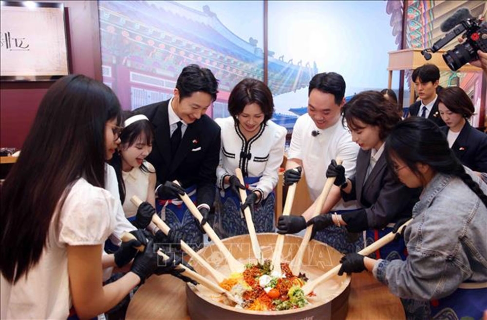 Phu nhân Tổng thống Hàn Quốc Lee Jae Myung, bà Kim Hae Kyung cùng các đại biểu trải nghiệm làm món cơm trộn bơ tương ớt Gochujang tại Lễ hội Văn hóa và Du lịch Hàn Quốc 2026 được tổ chức tại Hà Nội. Ảnh: Phạm Kiên/TTXVN