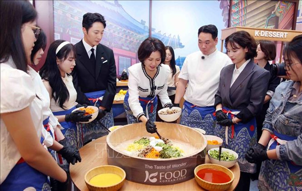 Phu nhân Tổng thống Hàn Quốc Lee Jae Myung, bà Kim Hae Kyung cùng các đại biểu trải nghiệm làm món cơm trộn bơ tương ớt Gochujangtại Lễ hội Văn hóa và Du lịch Hàn Quốc 2026 được tổ chức tại Hà Nội. Ảnh: Phạm Kiên/TTXVN