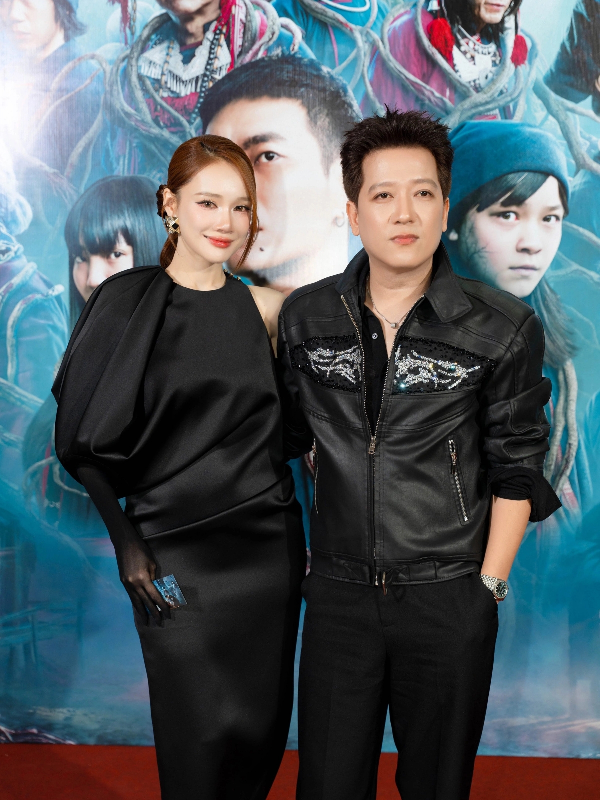 Vợ chồng diễn viên Nhã Phương cùng dàn nghệ sĩ đến dự buổi công chiếu phim kinh dị 'Phí phông: Quỷ máu rừng thiêng' của đạo diễn Quốc Trung. 'Mẹ bỉm sữa' Nhã Phương thu hút sự chú ý nhờ nhan sắc mặn mà sau thời gian ngắn sinh con thứ ba.