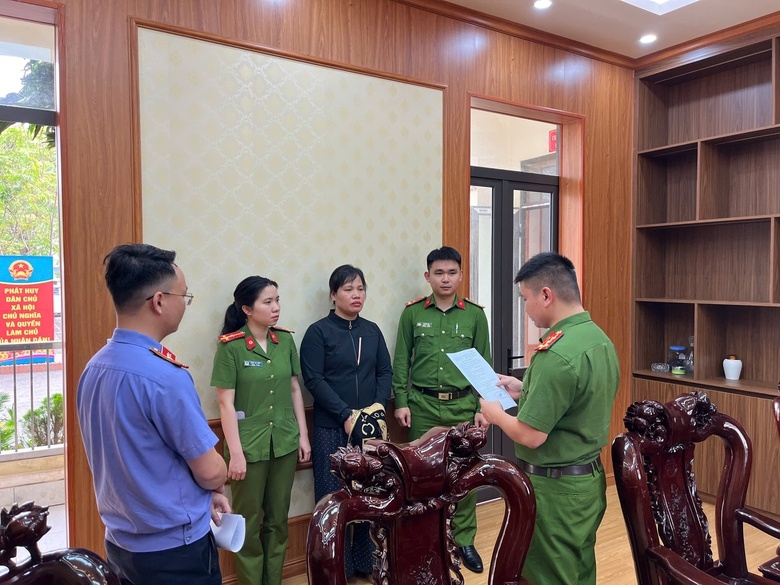 Cơ quan điều tra công bố các quyết định đối với Nguyễn Thị Chí. Ảnh CAPT