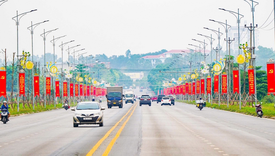Hàng vạn du khách đổ về Đền Hùng, CSGT Phú Thọ sẵn sàng điều tiết giao thông.