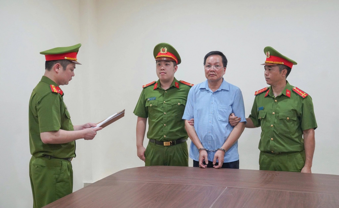 Cơ quan CSĐT đọc lệnh bắt tạm giam Vũ Doanh Nam, Giám đốc Trung tâm Trợ giúp xã hội tỉnh Phú Thọ. (Ảnh: CACC)