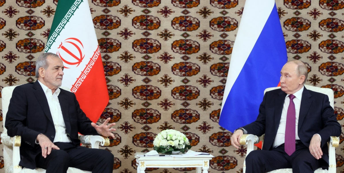 Tổng thống Nga Vladimir Putin gặp gỡ người đồng cấp Iran Masoud Pezeshkian bên lề một diễn đàn văn hóa kỷ niệm 300 năm ngày sinh của nhà thơ và triết gia người Turkmenistan Magtymguly Fragi, tại Ashgabat, Turkmenistan ngày 11/10/2024. Ảnh minh hoạ: Reuters