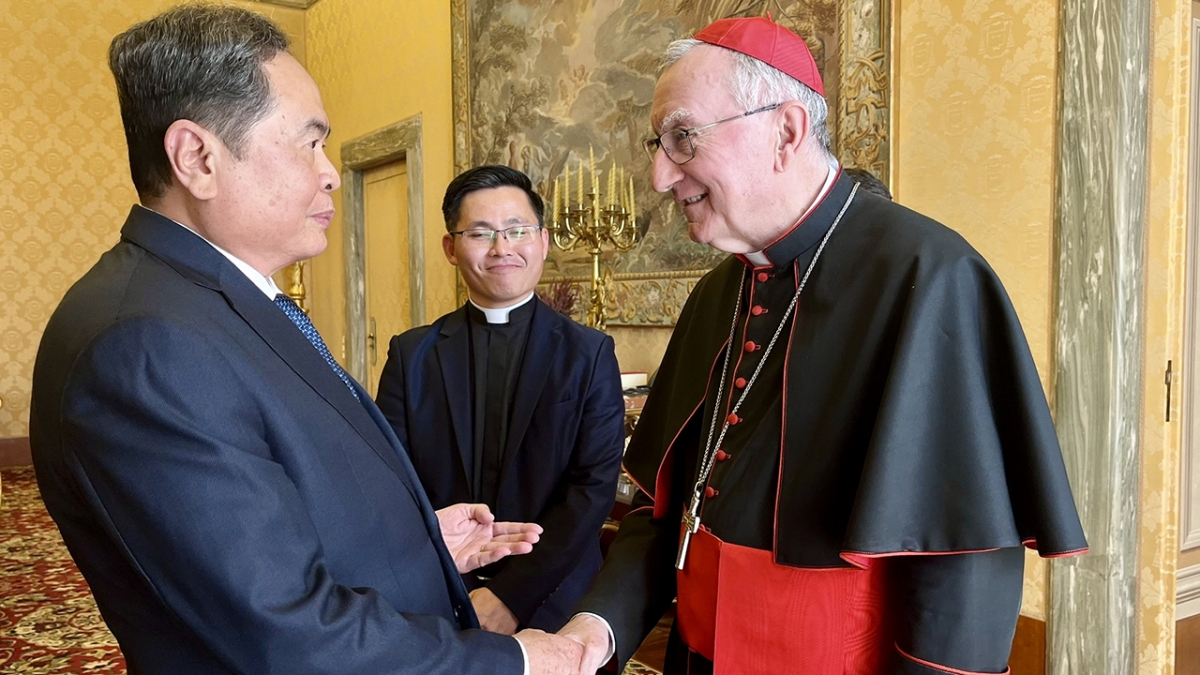 Trong chuyến thăm chính thức Cộng hòa Italia, trưa nay (11/4), theo giờ địa phương, tại Vatican, Chủ tịch Quốc hội Trần Thanh Mẫn hội kiến Thủ tướng Tòa thánh, Hồng y Pietro Parolin.