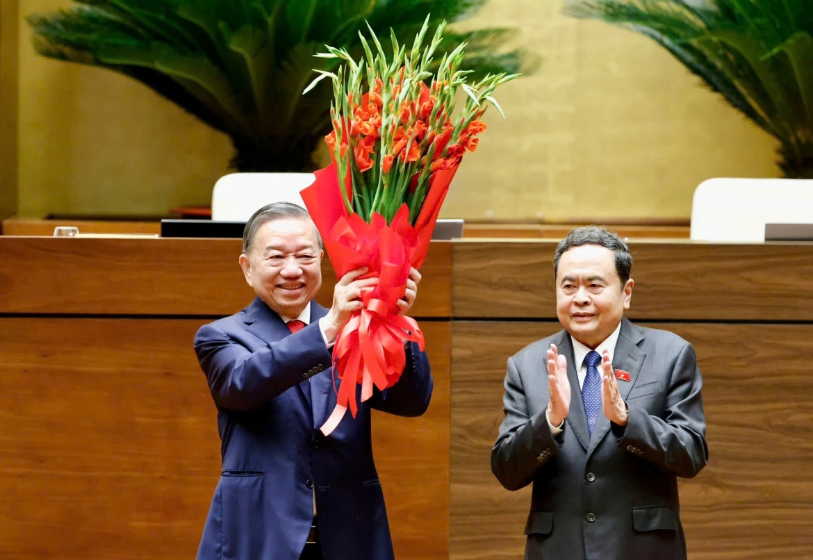 Chủ tịch Quốc hội Trần Thanh Mẫn tặng hoa chúc mừng Tổng Bí thư, Chủ tịch nước Tô Lâm (Ảnh: Media Quốc hội)