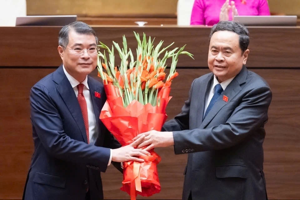 Chủ tịch Quốc hội Trần Thanh Mẫn tặng hoa chúc mừng Thủ tướng Chính phủ Lê Minh Hưng. (Ảnh: Media Quốc hội)
