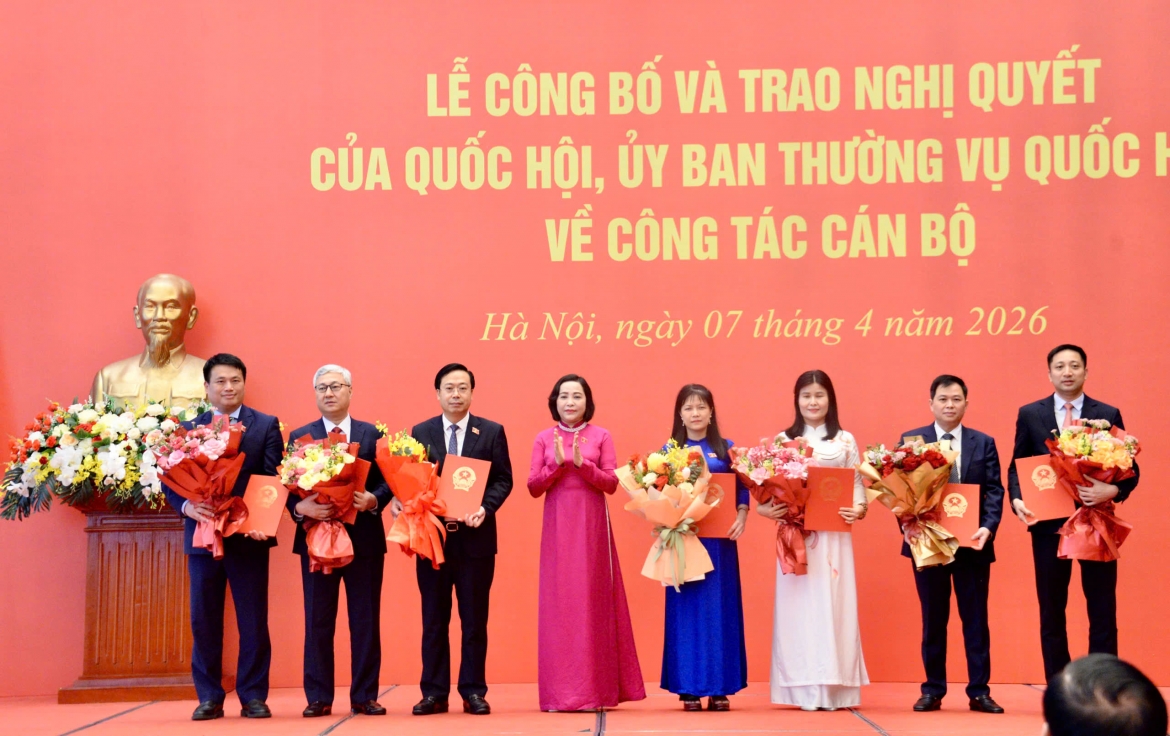 Phó Chủ tịch Quốc hội Nguyễn Thị Thanh trao Nghị quyết của Quốc hội, Ủy ban Thường vụ Quốc hội về công tác cán bộ.