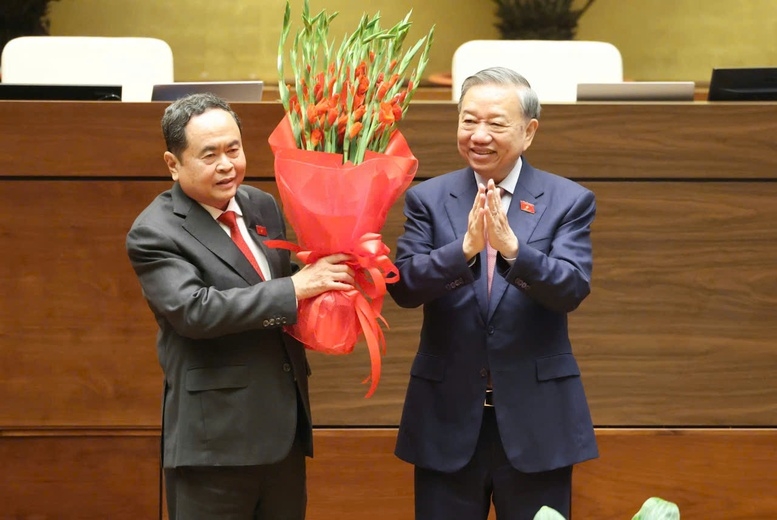Tổng Bí thư, Chủ tịch nước Tô Lâm tặng hoa chúc mừng Chủ tịch Quốc hội Trần Thanh Mẫn. (Ảnh: Media Quốc hội)