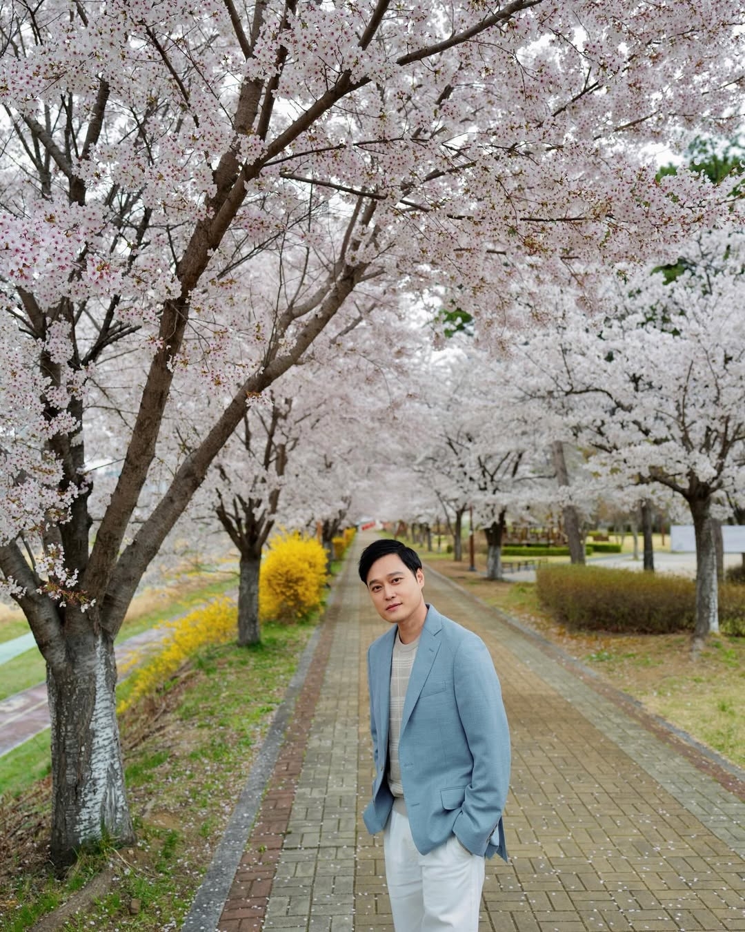 Ca sĩ Quang Vinh cập nhật hình ảnh tại Seoul (Hàn Quốc). Không khí du lịch cùng phong cách trẻ trung giúp nam ca sĩ thu hút tương tác mạnh trên mạng xã hội.