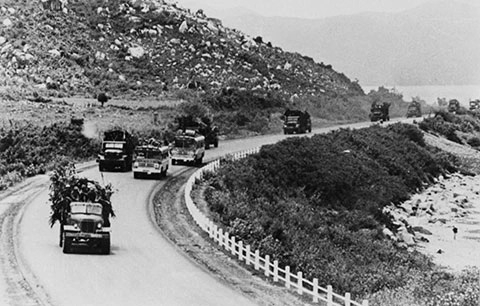 Quân Giải phóng hành quân thần tốc vượt eo biển miền Trung tiến về Sài Gòn, tháng 4/1975. (Ảnh tư liệu)