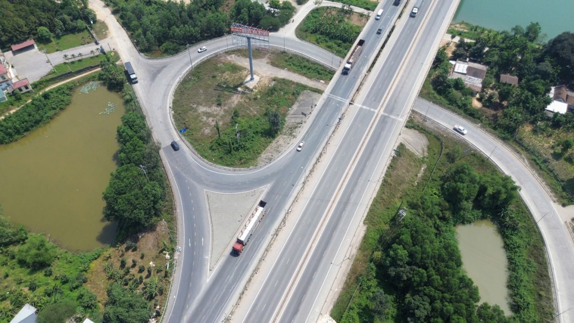 Quốc lộ 49, đoạn từ nút giao đường tránh Huế (Quốc lộ 1A), phường Kim Long, thành phố Huế