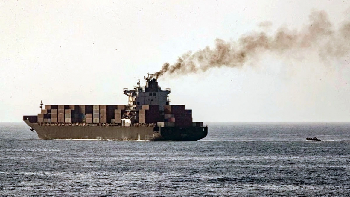 Lực lượng Mỹ tuần tra gần tàu chở hàng M/V Touska mang cờ Iran. (Ảnh minh hoạ: Reuters)