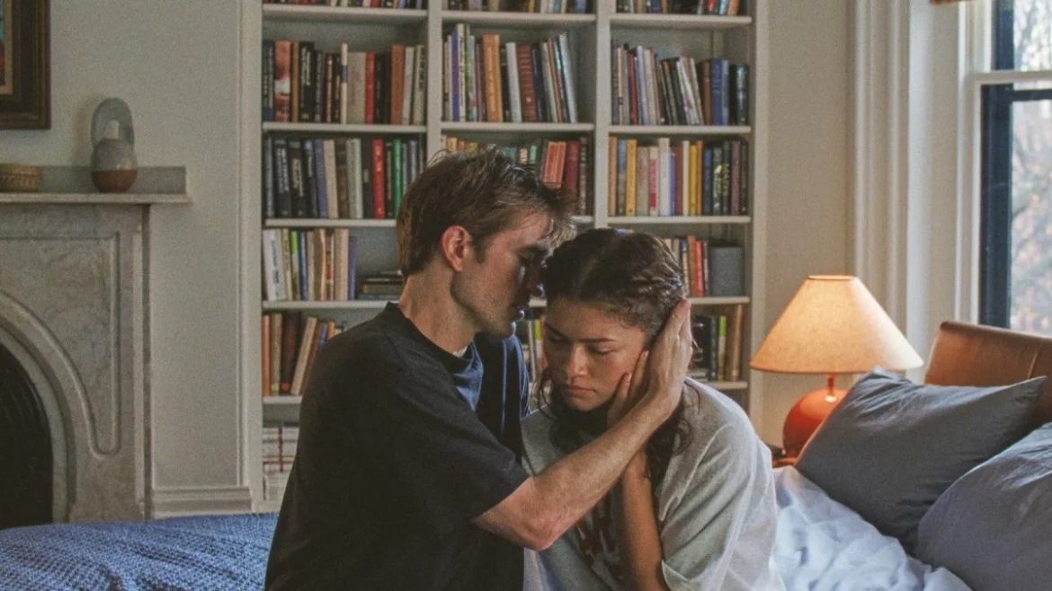 Tạo hình đời thường của Robert Pattinson cho thấy sự “giải thiêng” hình tượng nam thần. (Ảnh: A24)