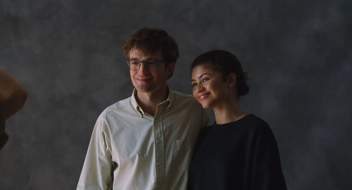 Robert Pattinson trong "The Drama" với hình ảnh hoàn toàn khác sau loạt vai diễn gai góc gần đây.