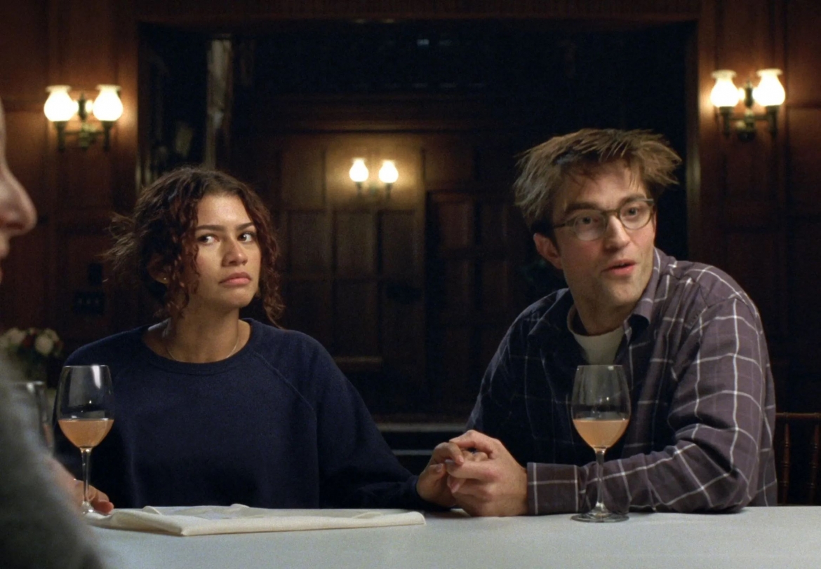 Hình ảnh Robert Pattinson trầm ngâm, thể hiện nội tâm giằng xé trước thềm hôn nhân. (Ảnh: A24)