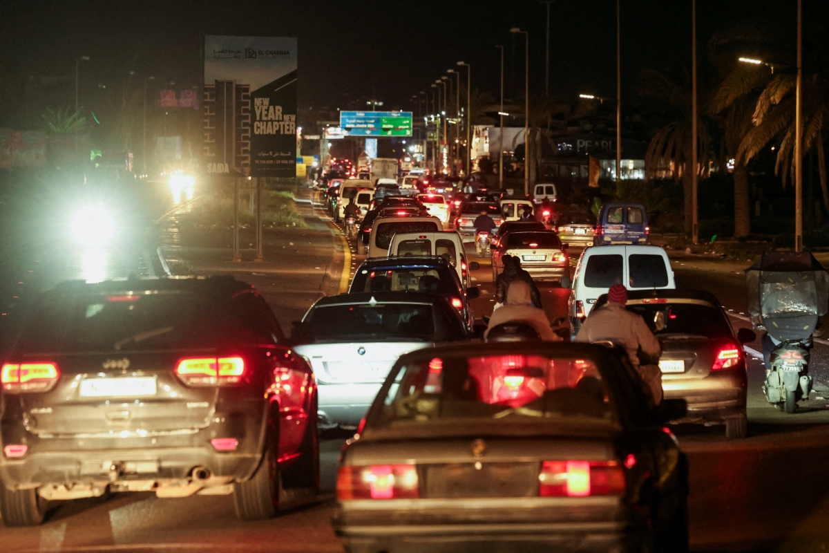 Người dân tại Lebanon trở về nhà sau khi lệnh ngừng bắn có hiệu lực. Nguồn: Reuters