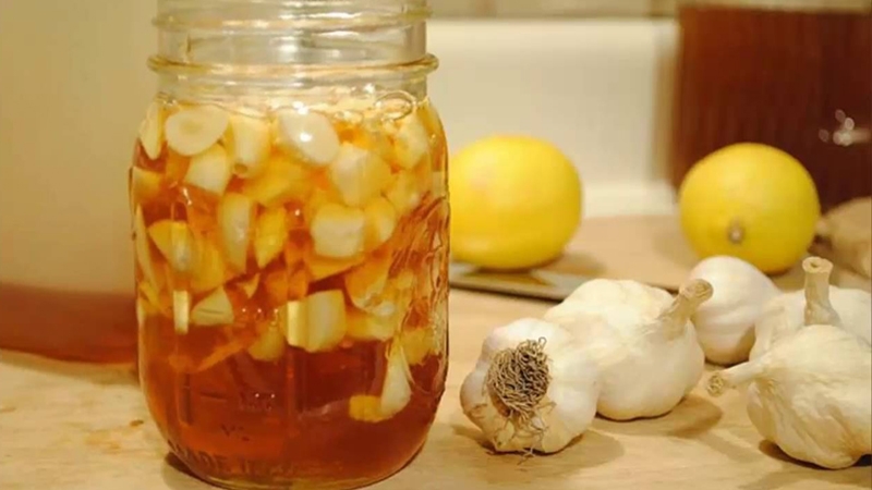 Để đảm bảo an toàn, người dùng cần kiểm tra kỹ trước khi sử dụng rượu tỏi đã ngâm lâu