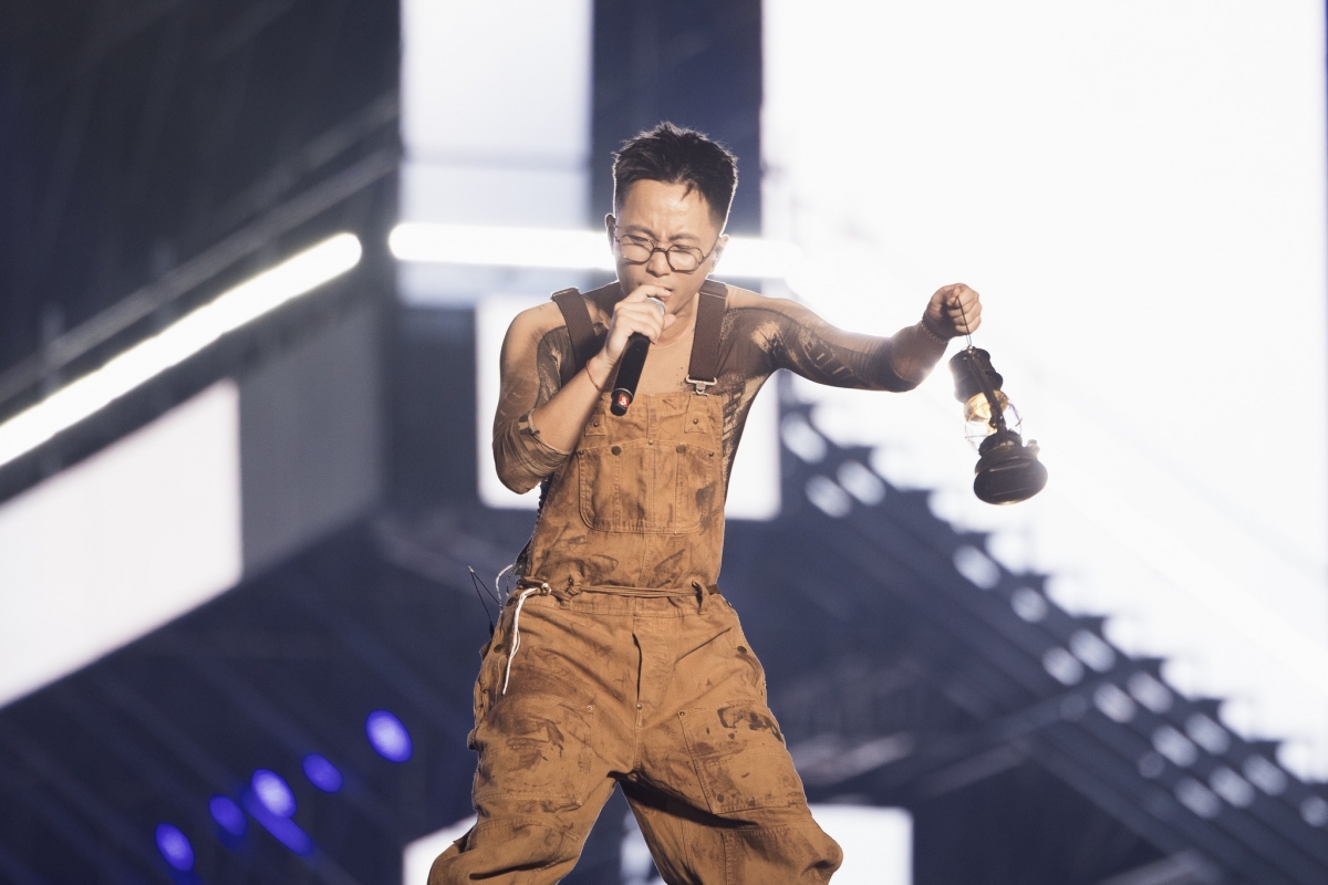 Rhymastic thì viết “Chúc mừng Gai Con và cả bản thân đã tốt nghiệp”. Anh ghi dấu bằng loạt khoảnh khắc sân khấu bùng nổ, vừa nghệ sĩ vừa đầy tự sự.