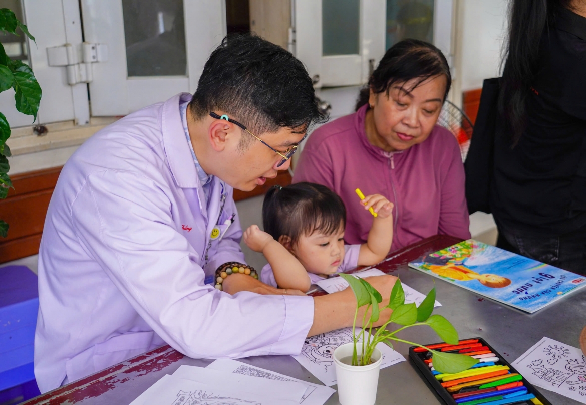 Các bệnh nhi tại bệnh viện Nhân dân Gia Định tham gia hoạt động vẽ thế giới cổ tích (ảnh: BVCC)