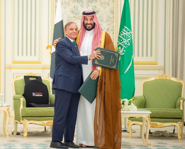 Thái tử Saudi Arabia Mohammed bin Salman và Thủ tướng Pakistan Shehbaz Sharif vào ngày ký thỏa thuận quốc phòng, tại Riyadh, Saudi Arabia, ngày 17/9/2025. (Ảnh: Reuters)