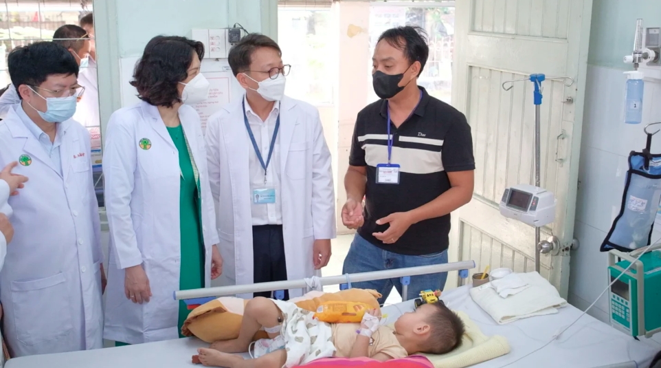 Trong bối cảnh số ca mắc tăng nhanh, số ca nặng gia tăng và đã có trẻ tử vong, các bác sĩ khuyến cáo phụ huynh không nên chủ quan