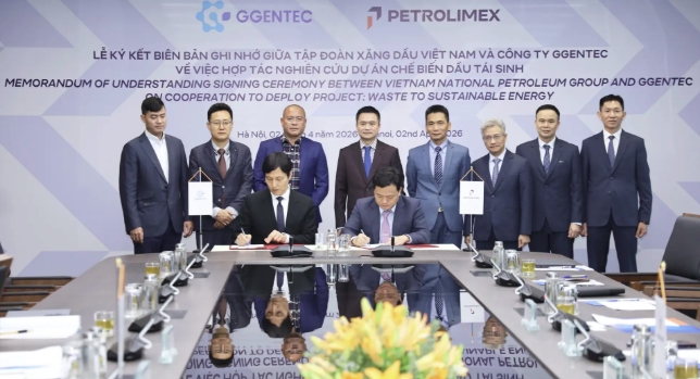 Chủ tịch công ty GGenTec, ông Lee Hope và Phó Tổng Giám đốc Petrolimex Nguyễn Ngọc Tú ký biên bản ghi nhớ hợp tác nghiên cứu dự án chế biến dầu tái sinh