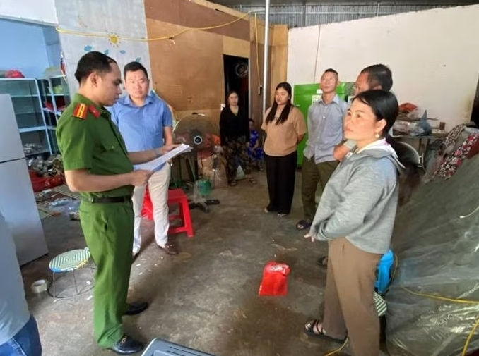 Cơ quan Công an kiểm tra cơ sở của Sua, phát hiện nhiều bọc chứa lá khô