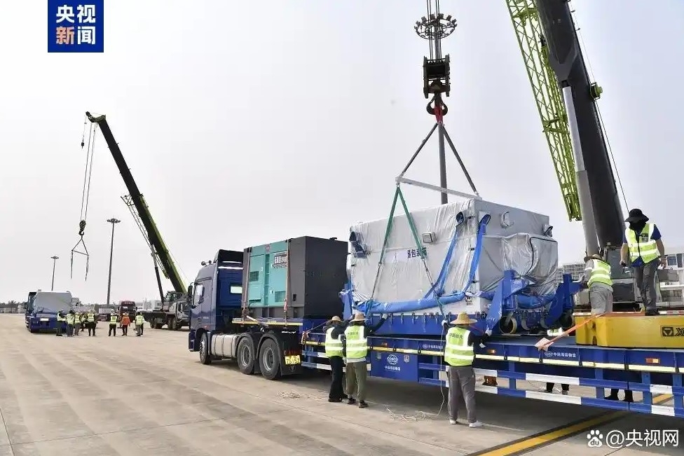 Trung Quốc đưa tàu thám hiểm Mặt Trăng Hằng Nga-7 đến bãi phóng. Ảnh: CCTV