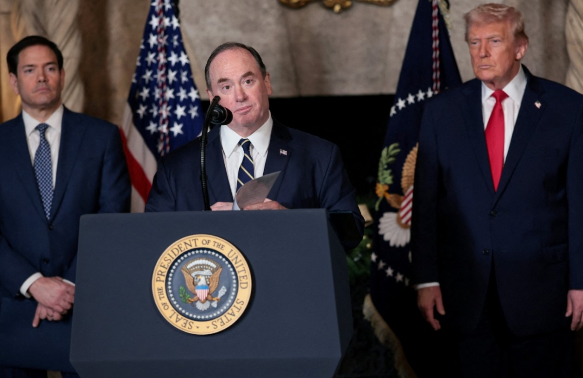 Bộ trưởng Hải quân Mỹ John Phelan (đứng giữa). Ảnh: Reuters