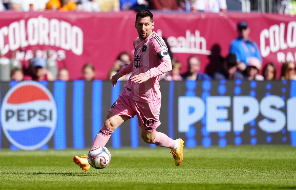 Messi ghi cú đúp bàn thắng sáng 19/4. (Ảnh: Reuters). 