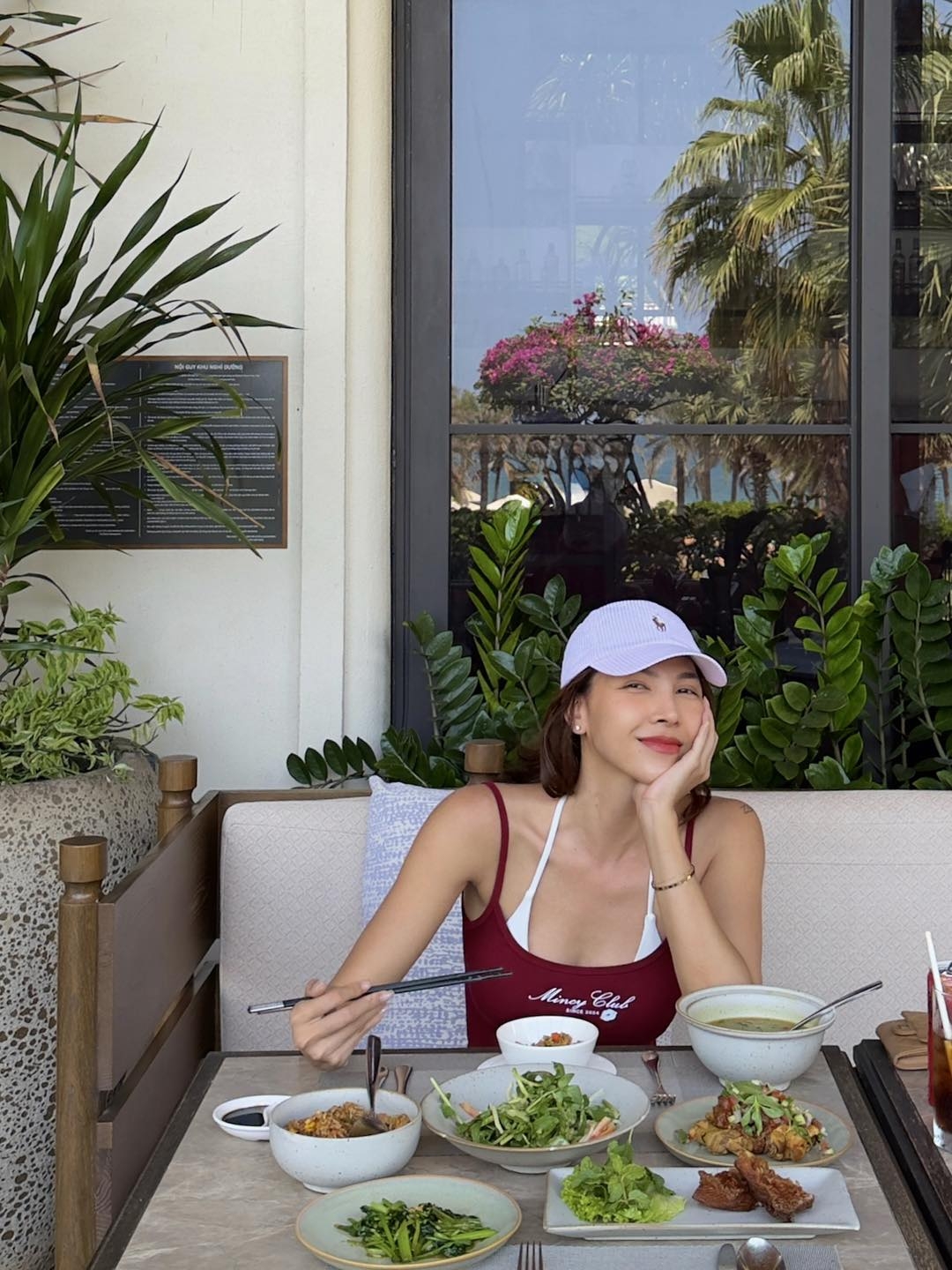 Minh Triệu hài hước chia sẻ: “Có ai gato với view ăn trưa của cổ hong? Cả nhà chuẩn bị nghỉ lễ chưa nè?”