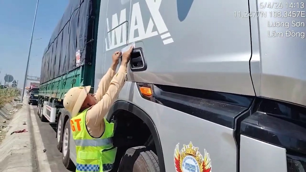 Lực lượng chức năng xử lý phương tiện vi phạm