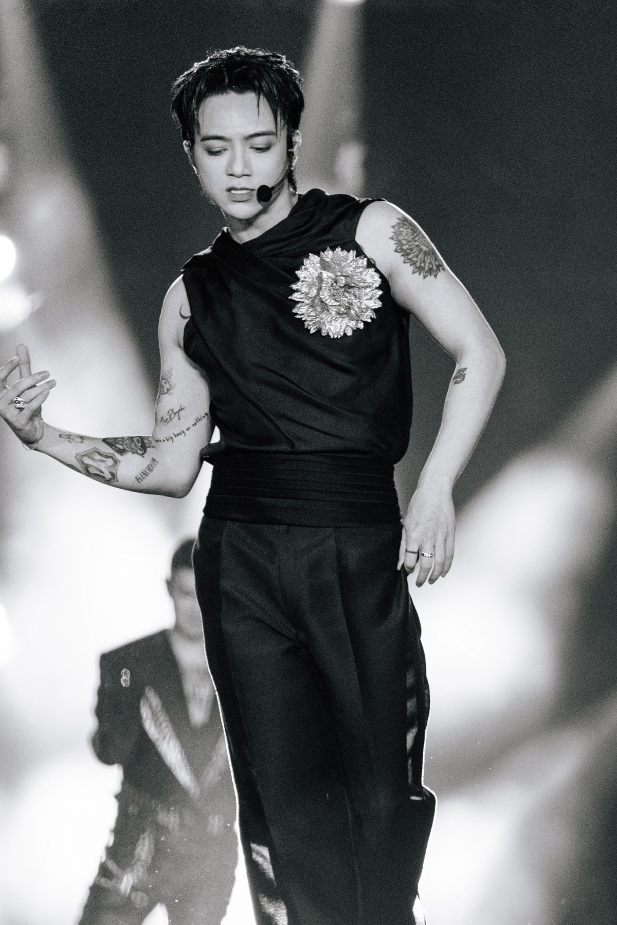 Soobin Hoàng Sơn ngày hôm nay khiến MXH dậy sóng với loạt ảnh “6 tiếng hết mình trong tình yêu của Gai Con”. Nam ca sĩ khiến fan xúc động khi chia sẻ loạt ảnh hậu concert như một “lễ tốt nghiệp” đầy cảm xúc.