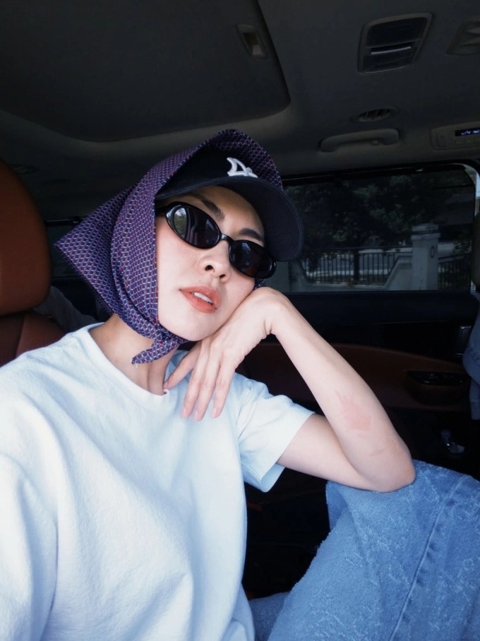 Tăng Thanh Hà chọn trang phục trẻ trung, năng động dịp cuối tuần. Nữ diễn viên bị đồn sắp quay trở lại màn ảnh rộng với dự án 'Hoàng hậu cuối cùng' lấy cảm hứng từ chuyện tình yêu của Nam Phương hoàng hậu và vua Bảo Đại.