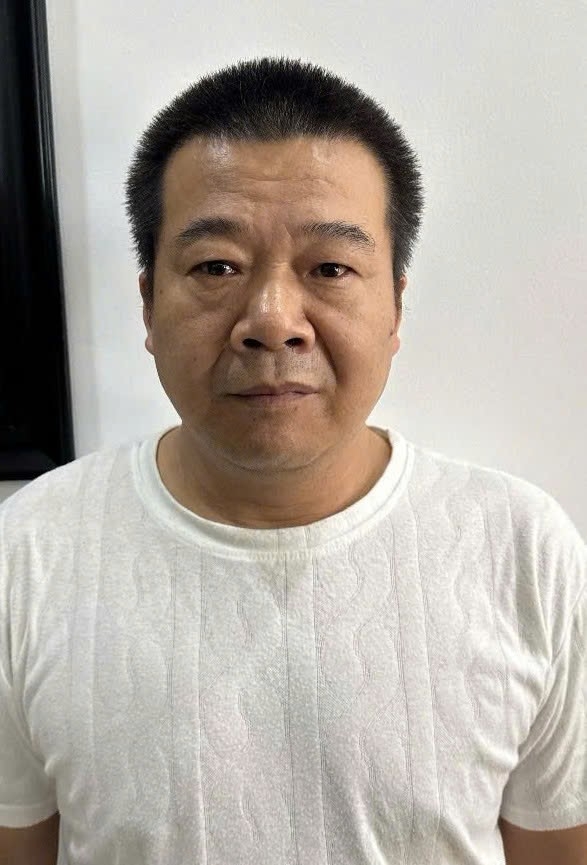 Tại cơ quan Công an, Wang Hua thừa nhận toàn bộ thông tin nhân thân phù hợp với lệnh truy nã.