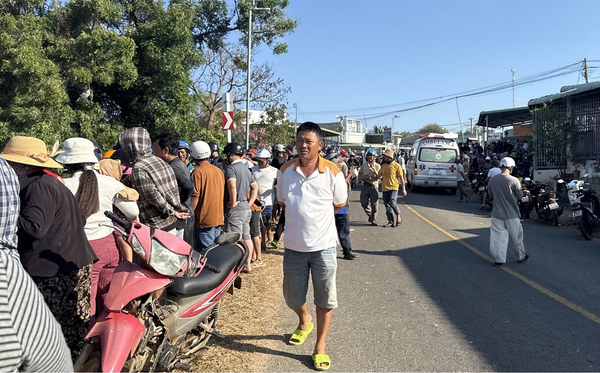 Người dân tập trung rất đông tại hiện trường vụ tai nạn. Ảnh: B.H