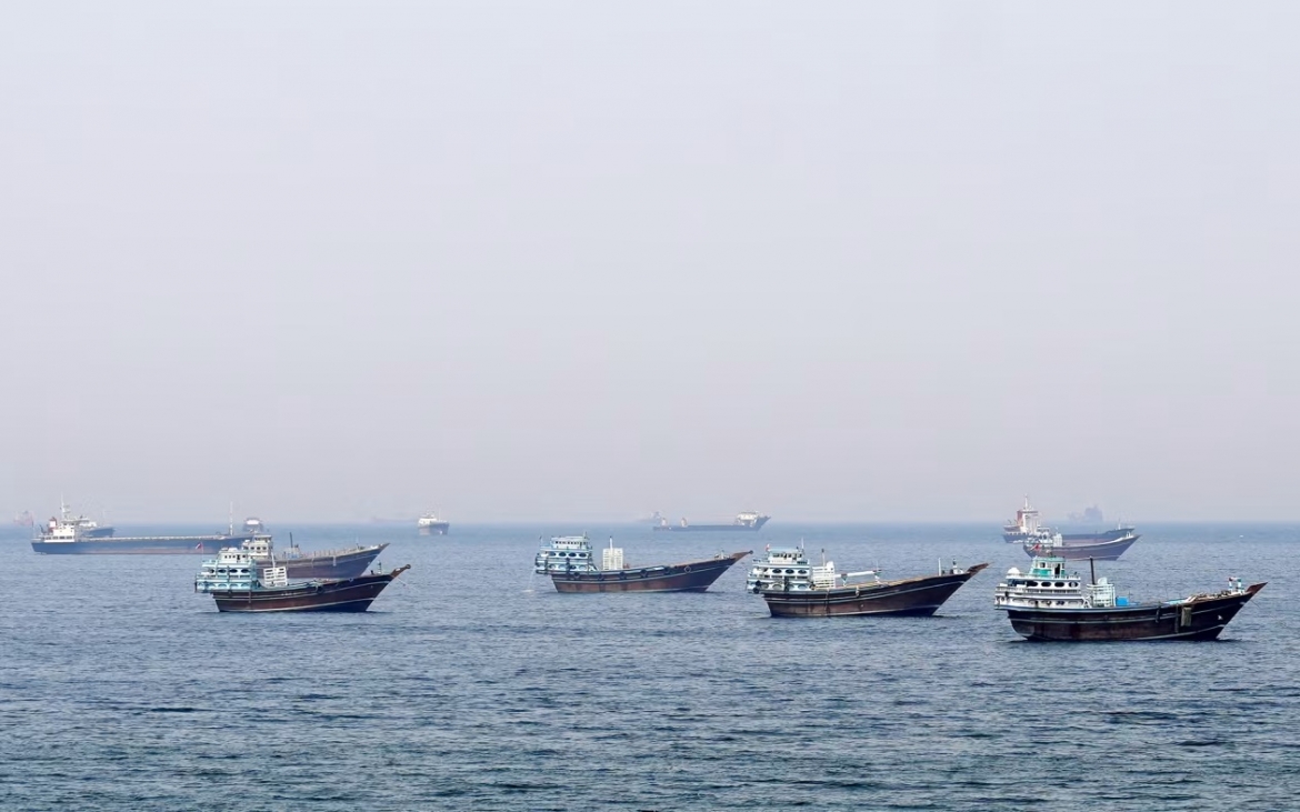 Tàu thuyền trên eo biển Hormuz. Ảnh: Reuters.