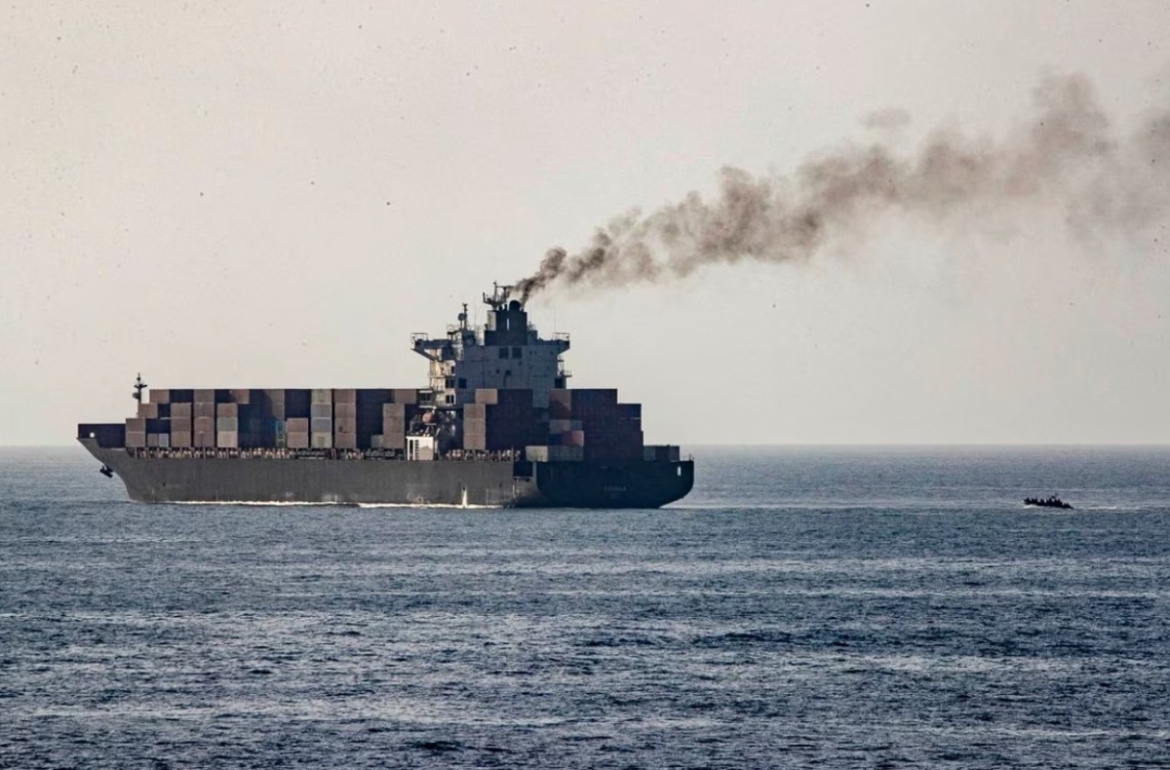 Lực lượng Mỹ tuần tra gần tàu chở hàng M/V Touska mang cờ Iran. Ảnh: CENTCOM/Reuters