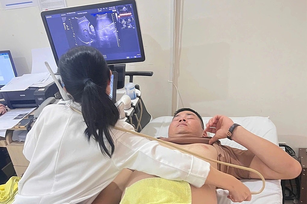 Người đần ông được kiểm tra sức khỏe sau khi bị tấn công (Ảnh: Cẩm Hằng).