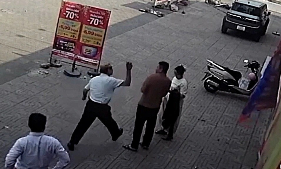 Tài xế cầm gạch tấn công hành khách nam hành khách. (Ảnh cắt từ video).