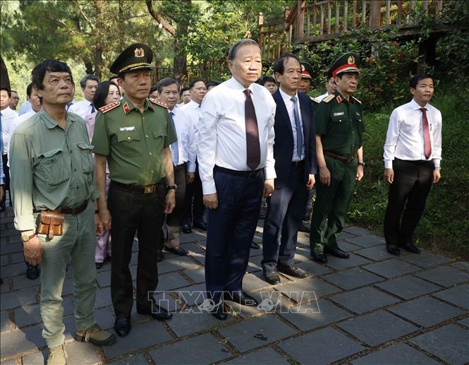 Tổng Bí thư, Chủ tịch nước Tô Lâm cùng Đoàn công tác Trung ương và lãnh đạo tỉnh Quảng Trị dâng hoa, dâng hương tại khu mộ Đại tướng Võ Nguyên Giáp. Ảnh: Thống Nhất/TTXVN