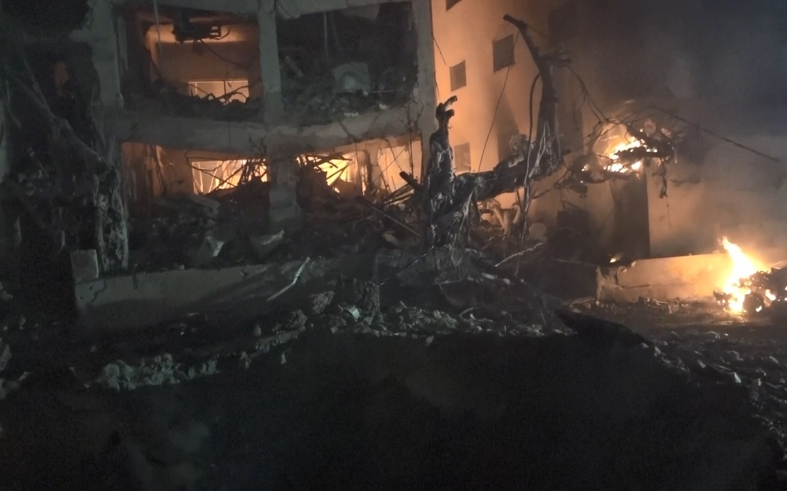 Tên lửa Iran phá hủy nhà cửa ở Israel. Ảnh: AP.