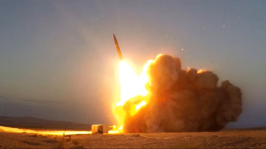 Iran phóng tên lửa phá hủy máy bay chiến đấu Mỹ tại Trung Đông. Ảnh: Reuters